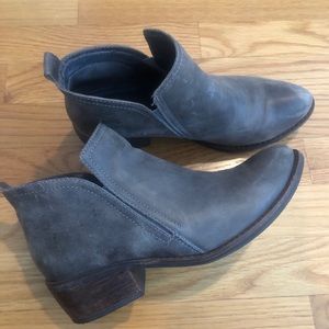 SEYCHELLES DISTRESSED GREY LEATHER ANKLE BOOTIE